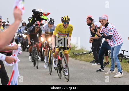 France, 14 juillet 2021. POGACAR Tadej (SLO) de L'ÉQUIPE des Émirats Arabes Unis remporte la scène suivie de VIGEGAARD Jonas (DEN) de JUMBO - VISMA et CARAPAZ Richard (ECU) des GRENADIERS INEOS dans la phase 17 du Tour de France, le mercredi 14 juillet 2021. Le crédit photo devrait se lire: David Stockman/GodingImages Banque D'Images