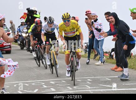 France, 14 juillet 2021. POGACAR Tadej (SLO) de L'ÉQUIPE des Émirats Arabes Unis remporte la scène suivie de VIGEGAARD Jonas (DEN) de JUMBO - VISMA et CARAPAZ Richard (ECU) des GRENADIERS INEOS dans la phase 17 du Tour de France, le mercredi 14 juillet 2021. Le crédit photo devrait se lire: David Stockman/GodingImages Banque D'Images