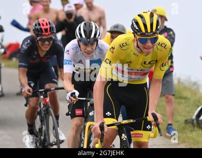 France, 14 juillet 2021. POGACAR Tadej (SLO) de L'ÉQUIPE des Émirats Arabes Unis remporte la scène suivie de VIGEGAARD Jonas (DEN) de JUMBO - VISMA et CARAPAZ Richard (ECU) des GRENADIERS INEOS dans la phase 17 du Tour de France, le mercredi 14 juillet 2021. Le crédit photo devrait se lire: David Stockman/GodingImages Banque D'Images