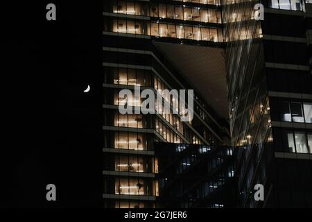 La lune près de l'immeuble de bureaux Banque D'Images