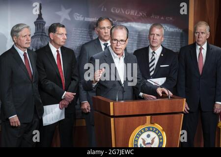 Washington, États-Unis. 14 juillet 2021. Le sénateur Mike Braun (R-IN), entouré de sénateurs républicains, prend la parole lors d'une conférence de presse sur les « mesures de santé publique et la crise à la frontière sud » au Capitole des États-Unis à Washington, DC, le mercredi 14 juillet 2021. Les sénateurs républicains se sont rendus plus tôt cette année pour observer les conditions à la frontière américano-mexicaine. Photo de Sarah Silbiger/UPI crédit: UPI/Alay Live News Banque D'Images