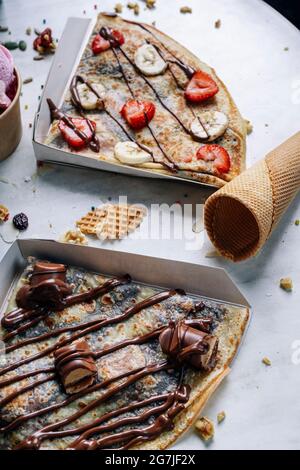 Crêpes au chocolat sur la table. Image verticale Banque D'Images