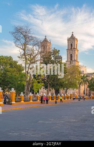 Cathédrale de San Servacio par la place principale de Valladolid avec les touristes marchant, Mexique. Banque D'Images