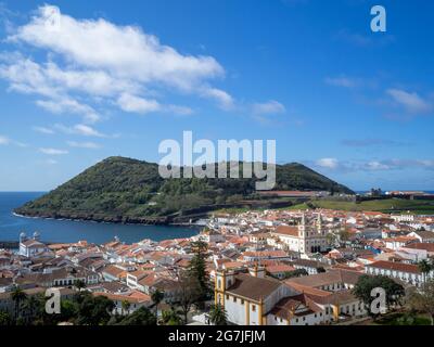 Les toits d'Angra do Heroismo et Monte Brasil monent Banque D'Images