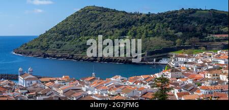 Les toits d'Angra do Heroismo et Monte Brasil monent Banque D'Images