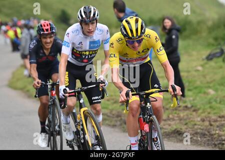 France, 14 juillet 2021. POGACAR Tadej (SLO) de L'ÉQUIPE des Émirats Arabes Unis remporte la scène suivie de VIGEGAARD Jonas (DEN) de JUMBO - VISMA et CARAPAZ Richard (ECU) des GRENADIERS INEOS dans la phase 17 du Tour de France, le mercredi 14 juillet 2021. Le crédit photo devrait se lire: David Stockman/GodingImages Banque D'Images