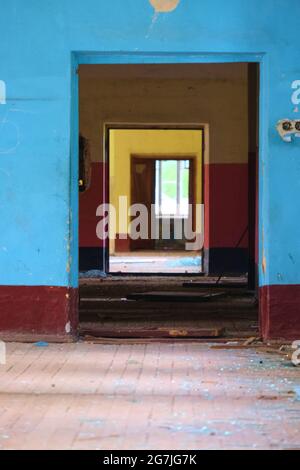 couloir avec ouvertures de porte dans un bâtiment abandonné Banque D'Images