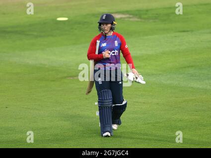 Le Tammy Beaumont d'Angleterre part après avoir été enchayé par le LBW par le Deepti Sharma de l'Inde lors du troisième match IT20 Vitality au terrain du comté de Cloudfm, Chelmsford. Date de la photo: Mercredi 14 juillet 2021. Banque D'Images