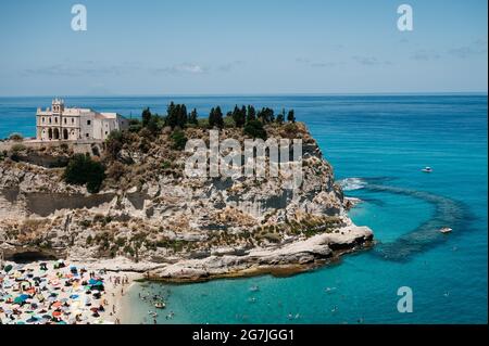 Tropea, Italie. 12 juillet 2021. Vue panoramique sur le sanctuaire et la plage publique depuis le centre-ville. Situé sur la "Côte des Dieux" dans la région italienne du sud de la Calabre, Tropea a reçu le titre de "hameau des hameaux" (borgo dei borghi) pour ses beautés historiques et naturelles, avec les eaux du drapeau bleu en 2021. Malgré les restrictions de Covid-19, le tourisme semble être de retour dans le hameau. Crédit : SOPA Images Limited/Alamy Live News Banque D'Images
