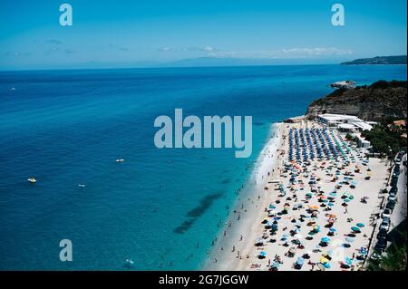 Tropea, Italie. 12 juillet 2021. Vue panoramique sur les plages publiques et la plage 'l'Ammarruta' et les restaurants de Tropea. Situé sur la "Côte des Dieux" dans la région italienne du sud de la Calabre, Tropea a reçu le titre de "hameau des hameaux" (borgo dei borghi) pour ses beautés historiques et naturelles, avec les eaux du drapeau bleu en 2021. Malgré les restrictions de Covid-19, le tourisme semble être de retour dans le hameau. Crédit : SOPA Images Limited/Alamy Live News Banque D'Images