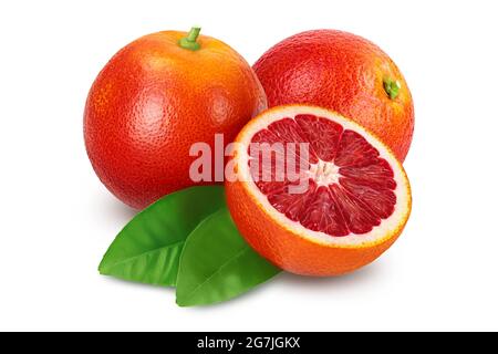 Oranges rouges de sang à moitié isolées sur fond blanc avec passe-fil et profondeur de champ totale Banque D'Images