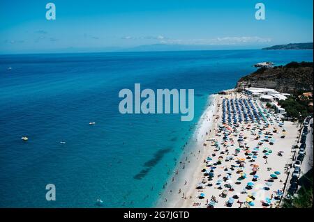 Tropea, Italie. 12 juillet 2021. Vue panoramique sur les plages publiques et la plage 'l'Ammarruta' et les restaurants de Tropea. Situé sur la "Côte des Dieux" dans la région italienne du sud de la Calabre, Tropea a reçu le titre de "hameau des hameaux" (borgo dei borghi) pour ses beautés historiques et naturelles, avec les eaux du drapeau bleu en 2021. Malgré les restrictions de Covid-19, le tourisme semble être de retour dans le hameau. (Photo de Valeria Ferraro/SOPA Images/Sipa USA) crédit: SIPA USA/Alay Live News Banque D'Images