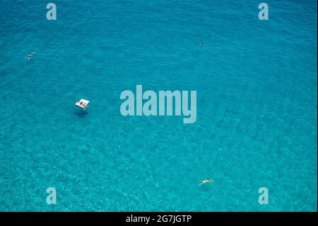Tropea, Italie. 12 juillet 2021. Les gens vus appréciant les eaux cristallines à Tropea. Situé sur la "Côte des Dieux" dans la région italienne du sud de la Calabre, Tropea a reçu le titre de "hameau des hameaux" (borgo dei borghi) pour ses beautés historiques et naturelles, avec les eaux du drapeau bleu en 2021. Malgré les restrictions de Covid-19, le tourisme semble être de retour dans le hameau. (Photo de Valeria Ferraro/SOPA Images/Sipa USA) crédit: SIPA USA/Alay Live News Banque D'Images