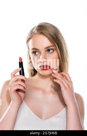 jeune femme rouge à lèvres d'étalement isolé sur blanc Banque D'Images