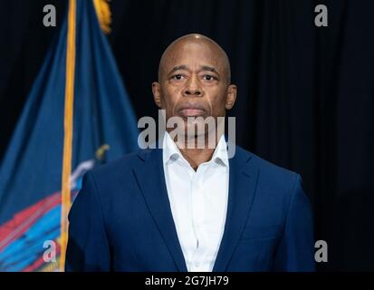 New York, NY - 14 juillet 2021 : le président de Brooklyn Borough, Eric Adams, assiste à une conférence de presse conjointe avec le gouverneur Andrew Cuomo à l'église baptiste Lenox Road Banque D'Images