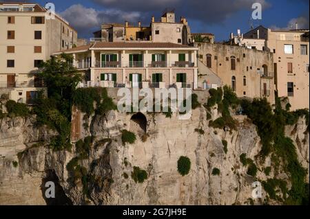 Tropea, Italie. 11 juillet 2021. Une falaise avec des maisons construites sur les bords de Tropea.situé sur la 'Côte des Dieuxs'' dans la région italienne du sud de la Calabre, Tropea a reçu le titre de 'hameau des hameauxs' (borgo dei borghi) pour ses beautés historiques et naturelles, avec les eaux du drapeau bleu en 2021. Malgré les restrictions de Covid-19, le tourisme semble être de retour dans le hameau. Crédit: Valeria Ferraro/SOPA Images/ZUMA Wire/Alay Live News Banque D'Images