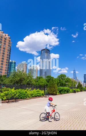 Des nuages de forme unique flottent sur les luxueux appartements en hauteur de Jersey City. Banque D'Images