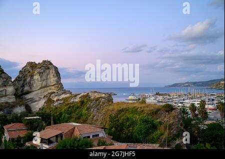 Tropea, Italie. 11 juillet 2021. Le petit port de Tropea vu d'une falaise.situé sur la 'Côte des Dieuxs' dans la région italienne du sud de la Calabre, Tropea a reçu le titre de 'hameau des hameauxs' (borgo dei borghi) pour ses beautés historiques et naturelles, avec les eaux du drapeau bleu en 2021. Malgré les restrictions de Covid-19, le tourisme semble être de retour dans le hameau. Crédit: Valeria Ferraro/SOPA Images/ZUMA Wire/Alay Live News Banque D'Images