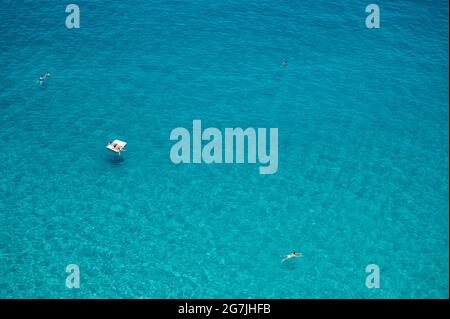 Tropea, Italie. 12 juillet 2021. Les gens vus en appréciant les eaux cristallines de Tropea.situé sur la 'Côte des Dieuxs' dans la région italienne du sud de la Calabre, Tropea reçu le titre de 'hameau des hameaux' (borgo dei borghi) pour ses beautés historiques et naturelles, avec les eaux du drapeau bleu en 2021. Malgré les restrictions de Covid-19, le tourisme semble être de retour dans le hameau. Crédit: Valeria Ferraro/SOPA Images/ZUMA Wire/Alay Live News Banque D'Images