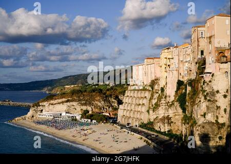 Tropea, Italie. 11 juillet 2021. Plage publique et plage ''l'Ammurrata'' avec des restaurants vus du sanctuaire de Tropea.situé sur la 'Côte des Gods' dans la région sud de la Calabre en Italie, Tropea a reçu le titre de 'hameau des hameauxs' (borgo dei borghi) pour ses beautés historiques et naturelles, avec les eaux du drapeau bleu en 2021. Malgré les restrictions de Covid-19, le tourisme semble être de retour dans le hameau. Crédit: Valeria Ferraro/SOPA Images/ZUMA Wire/Alay Live News Banque D'Images