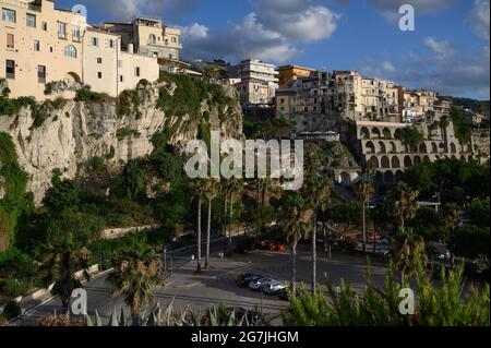 Tropea, Italie. 11 juillet 2021. Vue panoramique sur les maisons construites sur la falaise de Tropea.situé sur la 'Côte des Dieuxs' dans la région italienne du sud de la Calabre, Tropea a reçu le titre de 'hameau des hameauxs' (borgo dei borghi) pour ses beautés historiques et naturelles, avec les eaux du drapeau bleu en 2021. Malgré les restrictions de Covid-19, le tourisme semble être de retour dans le hameau. Crédit: Valeria Ferraro/SOPA Images/ZUMA Wire/Alay Live News Banque D'Images