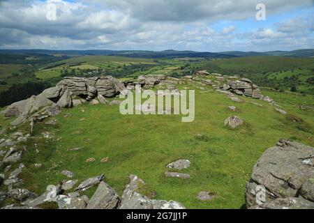 Vue d'été Yar tor vers Babeny, parc national de Dartmoor, Devon, Angleterre, Royaume-Uni Banque D'Images