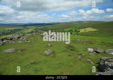 Vue d'été Yar tor vers Babeny, parc national de Dartmoor, Devon, Angleterre, Royaume-Uni Banque D'Images