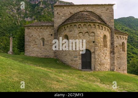 L'oratoire de San Benedetto en face de l'abbaye de San Pietro al Monte à Civate dans la province de Lecco, un complexe religieux entouré par la nature Banque D'Images