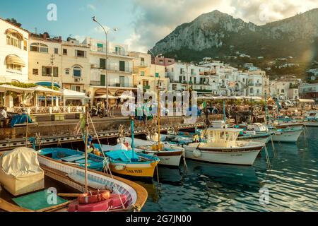 Capri, Italie - 09 août : vieille ville sur l'île de Capri au port de Marina Grande. L'île de Capri est populaire destination vacances en Campanie, Italie. Banque D'Images