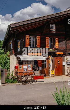 Boutique d'honnêteté dans un beau petit village avec des maisons traditionnelles en bois - Gimmelwald - Vallée de Lauterbrunnen - région de Jungfrau en été - Alpes suisses, Banque D'Images