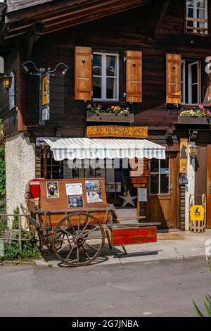 Boutique d'honnêteté dans un beau petit village avec des maisons traditionnelles en bois - Gimmelwald - Vallée de Lauterbrunnen - région de Jungfrau en été - Alpes suisses, Banque D'Images