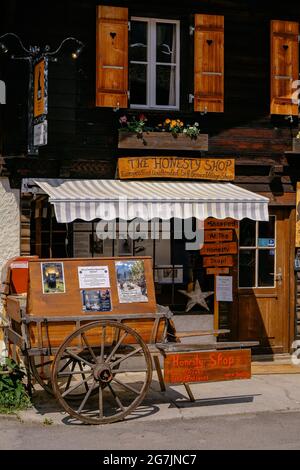 Boutique d'honnêteté dans un beau petit village avec des maisons traditionnelles en bois - Gimmelwald - Vallée de Lauterbrunnen - région de Jungfrau en été - Alpes suisses, Banque D'Images