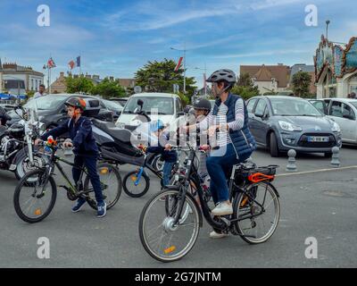 Courseulles-sur-Mer, France juillet 2021. Le vélo avec toute la famille est l'une des formes de loisirs et de sport les plus populaires. Courseulles-sur-Mer dans Banque D'Images