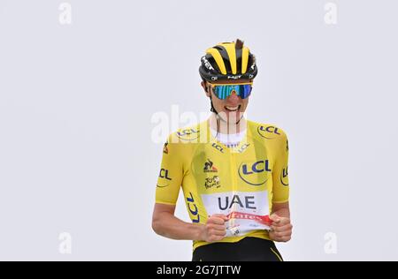 France, 14 juillet 2021. POGACAR Tadej (SLO) de L'ÉQUIPE des Émirats Arabes Unis remporte la scène et traverse la finale pour augmenter son avance globale dans la phase 17 du Tour de France, mercredi 14 juillet 2021. Le crédit photo devrait se lire: Pete Goding/GodingImages Banque D'Images