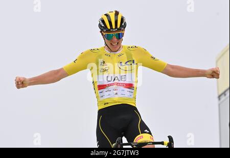 France, 14 juillet 2021. POGACAR Tadej (SLO) de L'ÉQUIPE des Émirats Arabes Unis remporte la scène et traverse la finale pour augmenter son avance globale dans la phase 17 du Tour de France, mercredi 14 juillet 2021. Le crédit photo devrait se lire: Pete Goding/GodingImages Banque D'Images