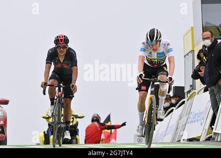 France, 14 juillet 2021. 2ème et troisième place VIGEGAARD Jonas (DEN) de JUMBO - VISMA et CARAPAZ Richard (ECU) de GRENADIERS INEOS traverse la finale pour augmenter son avance globale dans la phase 17 du Tour de France, mercredi 14 juillet 2021. Le crédit photo devrait se lire: Pete Goding/GodingImages Banque D'Images