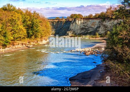 Paysage d'une rivière qui coule à travers un ravin profond Banque D'Images