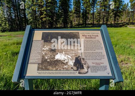 Panneau d'interprétation racontant l'histoire poignante des tombes des mineurs dans le cimetière de Sand Park près de la ville fantôme de Garnet, Montana, États-Unis Banque D'Images