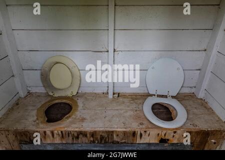 Outhouse pour une école d'une pièce à Garnet, une ville fantôme d'extraction de l'or, Montana, États-Unis Banque D'Images