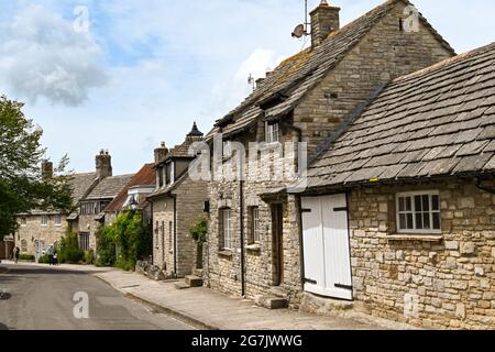 Château de Corfe, Dorset, Angleterre - juin 2021 : maisons traditionnelles en terrasses en pierre dans l'une des rues du village de Corfe Castle. Banque D'Images