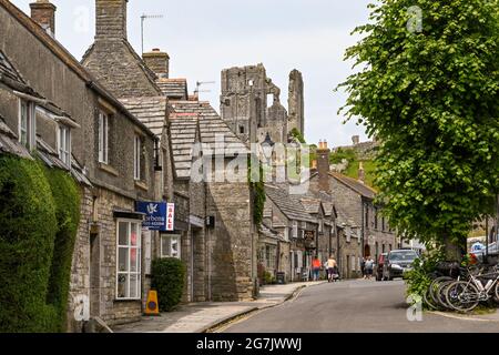 Château de Corfe, Dorset, Angleterre - juin 2021 : maisons traditionnelles en terrasses en pierre dans l'une des rues du village de Corfe Castle. Banque D'Images