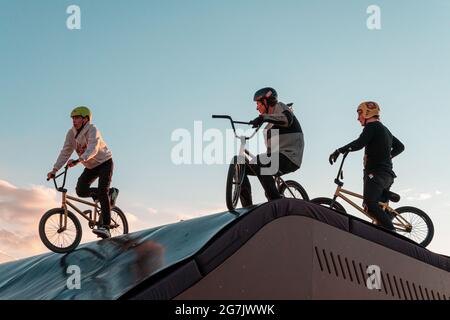 Kazan, Russie - 12 septembre 2020 : jeunes coureurs sur des vélos BMX sur la rampe du parc de skate dans le parc public de la ville pour les loisirs actifs Banque D'Images