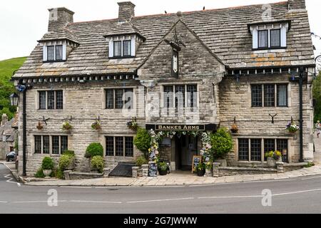 Château de Corfe, Dorset, Angleterre - juin 2021 : vue extérieure de l'entrée du pub Bankes Arms dans le village. Banque D'Images