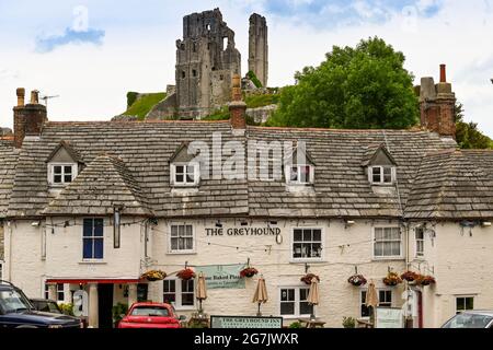 Château de Corfe, Dorset, Angleterre - juin 2021 : vue extérieure du pub Greyhound dans le village. Banque D'Images