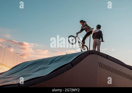 Kazan, Russie - 12 septembre 2020 : jeunes coureurs sur des vélos BMX sur la rampe du parc de skate dans le parc public de la ville pour les loisirs actifs Banque D'Images