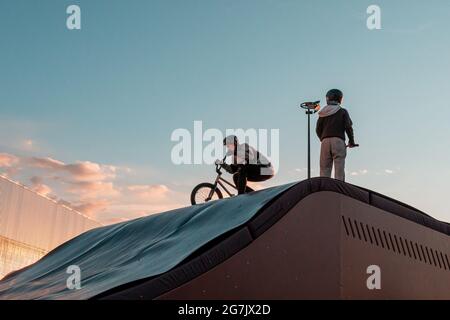 Kazan, Russie - 12 septembre 2020 : jeunes coureurs sur des vélos BMX sur la rampe du parc de skate dans le parc public de la ville pour les loisirs actifs Banque D'Images