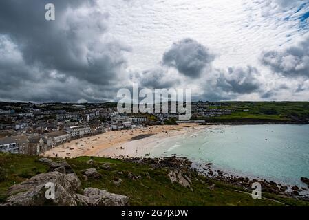 Vue sur St Ives avec la plage de Porthmeor sur St Ives Head Banque D'Images