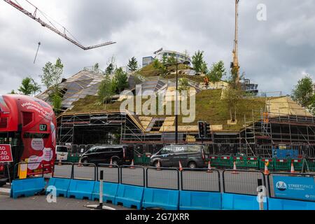 Londres. ROYAUME-UNI- 07.11.2021. Vue sur la rue du Marble Arch Mound, une construction artificielle d'une colline. Banque D'Images