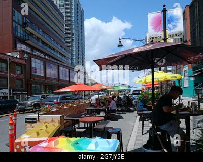 Une partie de la route est reprise par les restaurants de la rue Yonge, à Toronto, car les repas à l'extérieur sont plus sûrs pendant la pandémie. Banque D'Images