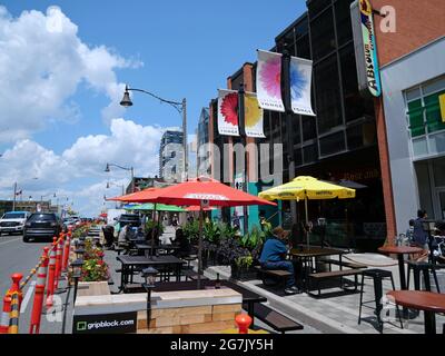 Une partie de la route est reprise par les restaurants de la rue Yonge, à Toronto, car les repas à l'extérieur sont plus sûrs pendant la pandémie. Banque D'Images